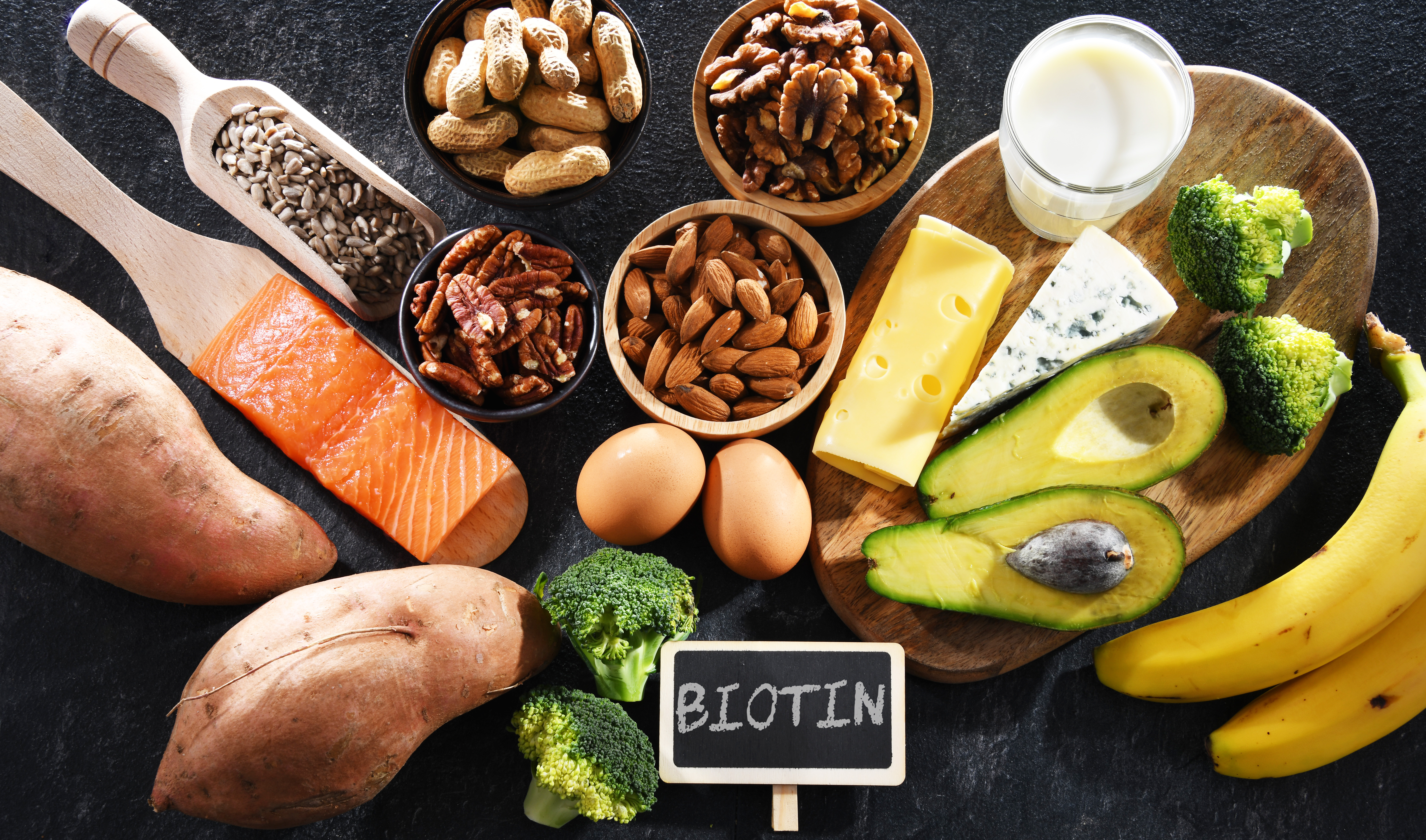 Biotin-reiche Lebensmittel auf dunklem Hintergrund.
