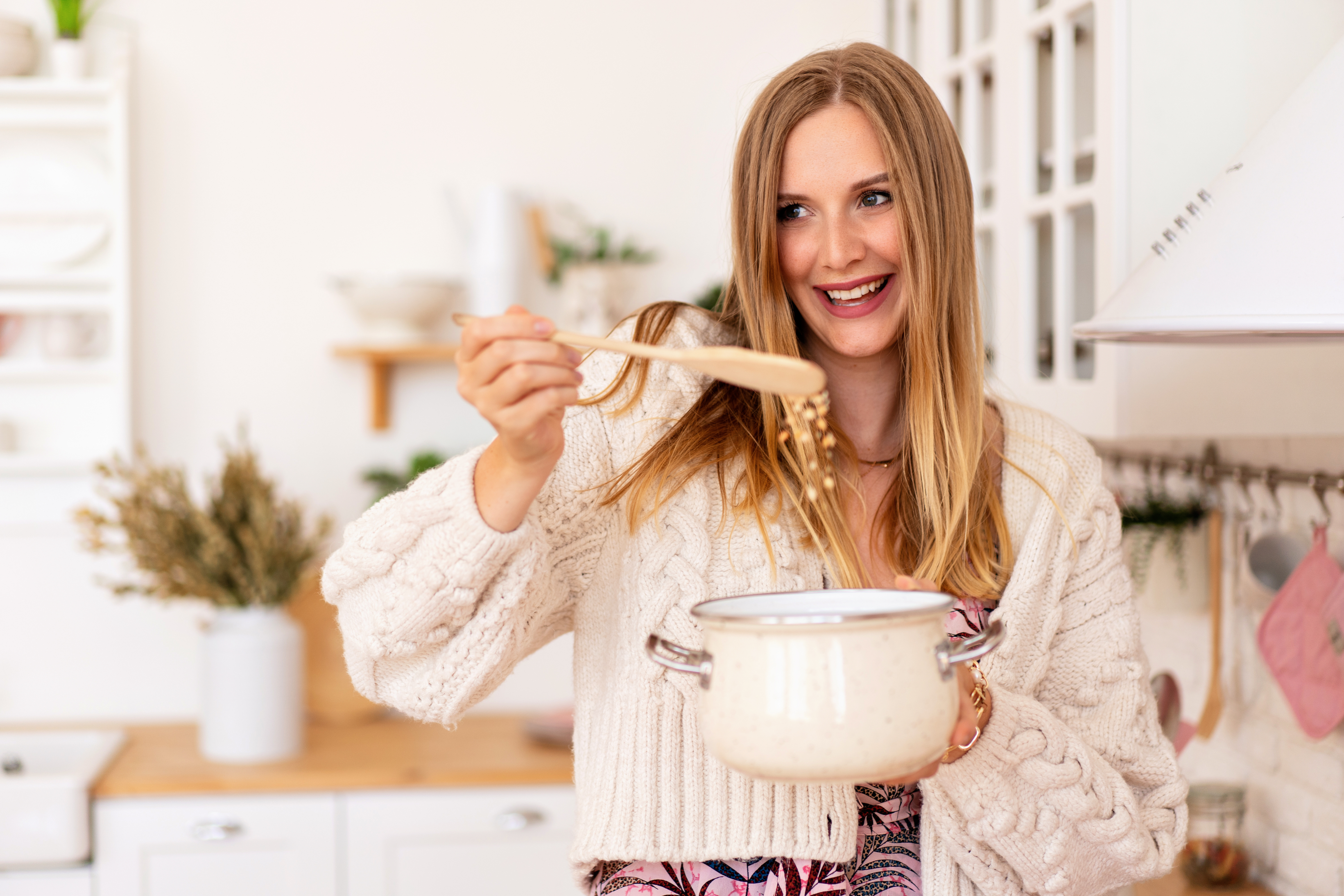 Frau beim Kochen: Die richtige Ernährung ist wichtig bei einer Blasenentzündung.