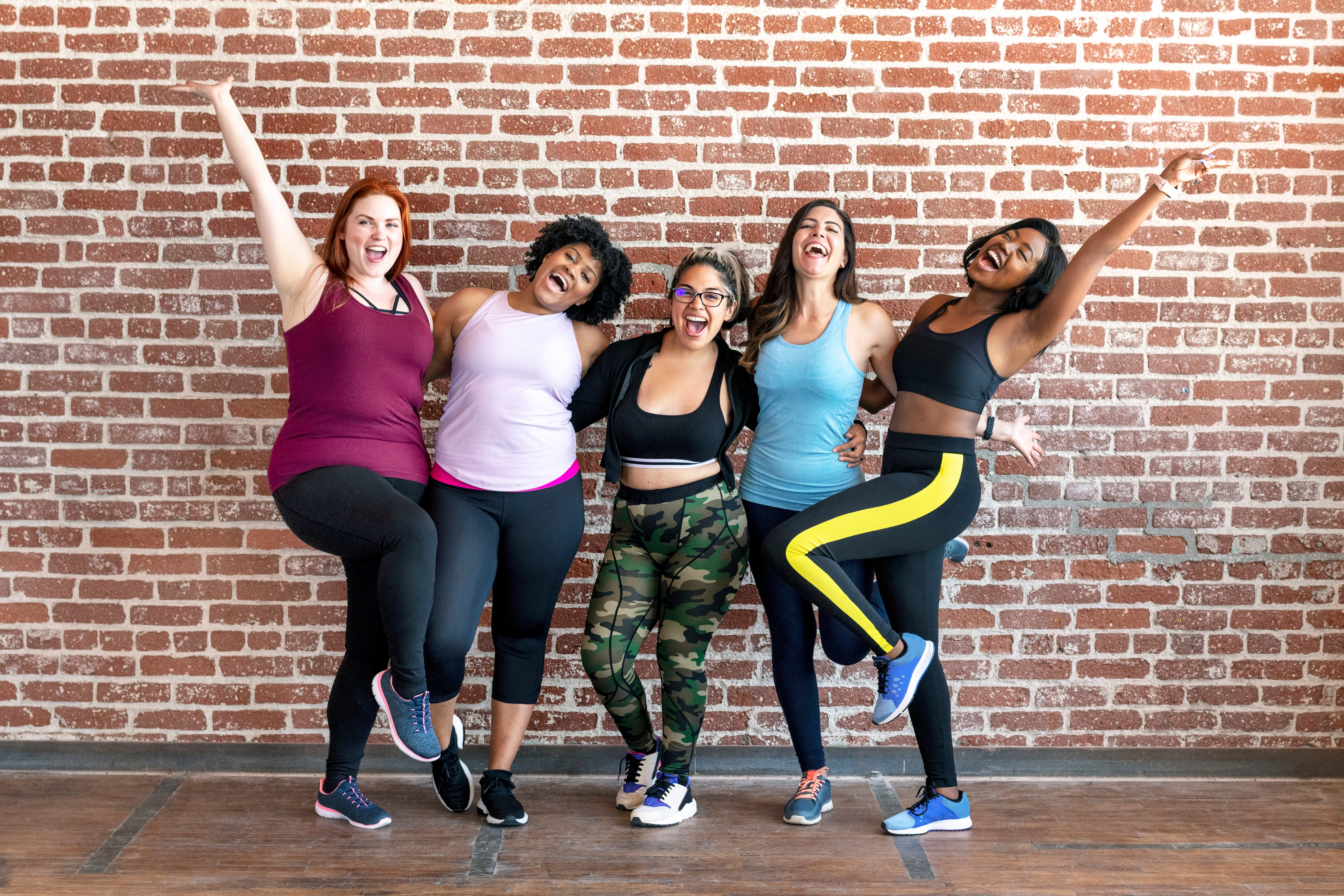 Sport nach Blasenentzündung: Gruppe von Frauen beim Fitness.