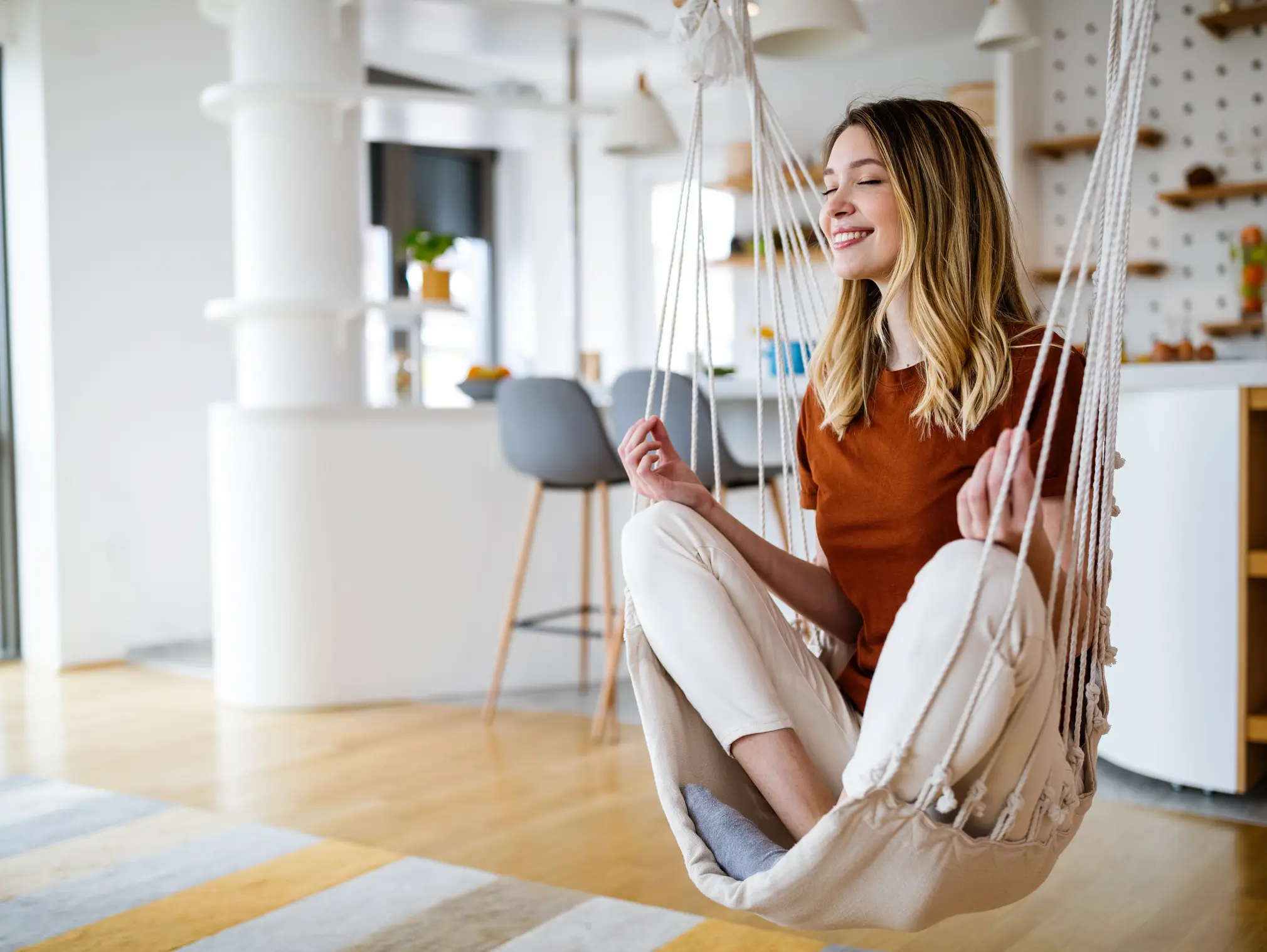 Frau in der Hängematte genießt ihren Alltag trotz Blasenentzündung.