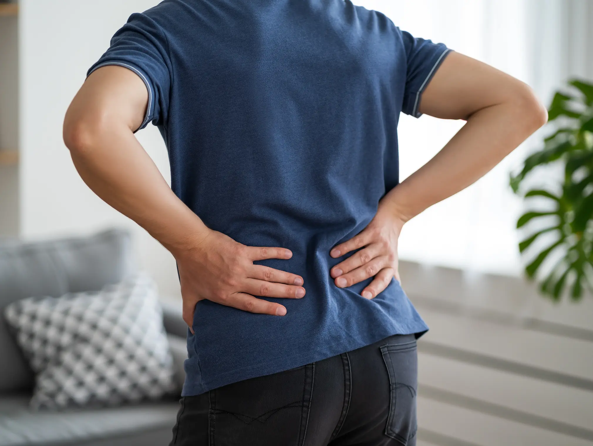 Mann mit typischen Schmerzen in der Leiste aufgrund von Nierensteinen.