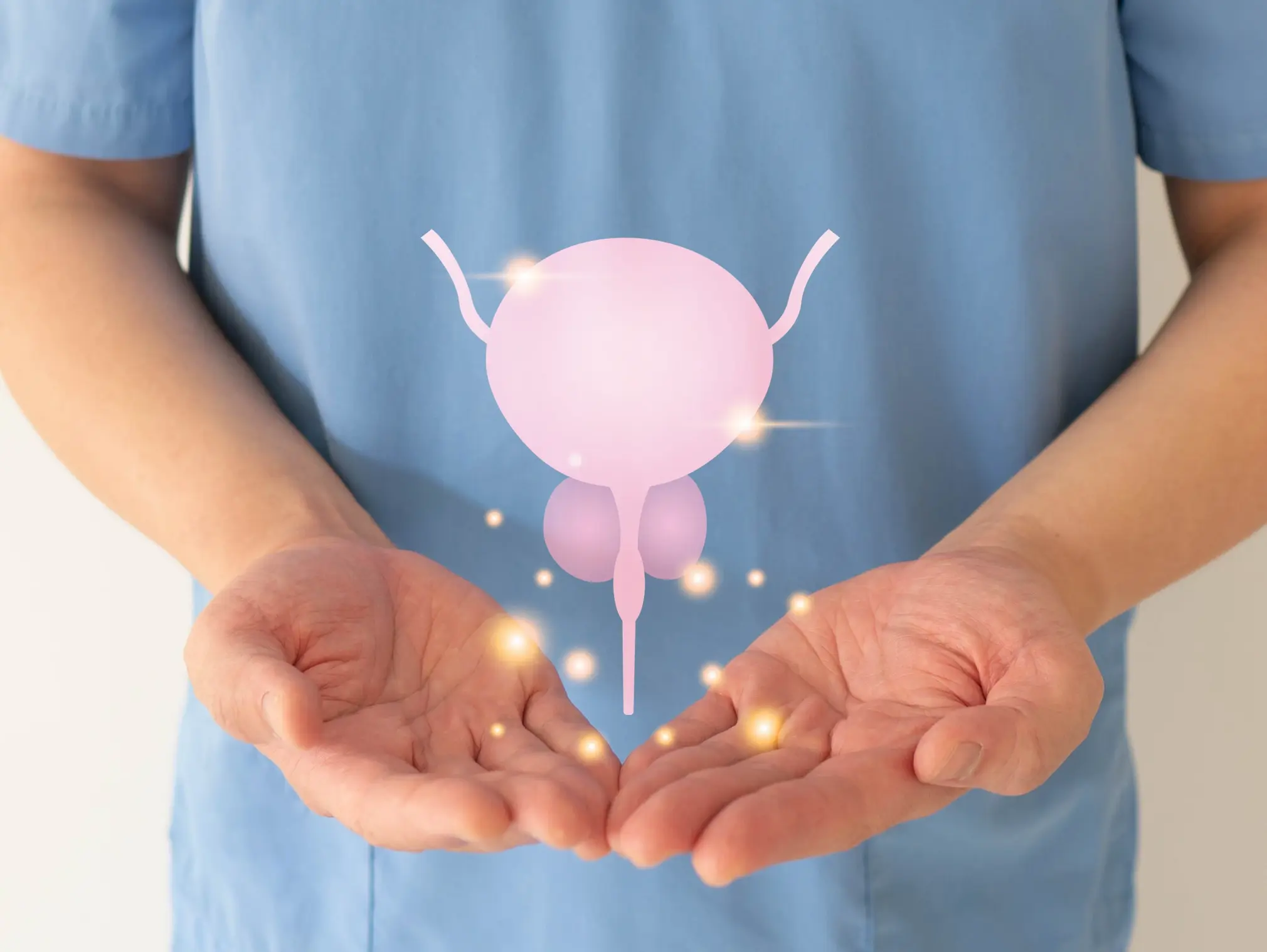 Mann hält Abbildung von Blase auf den Händen: In höherem Alter können Blasensteine häufiger auftreten.