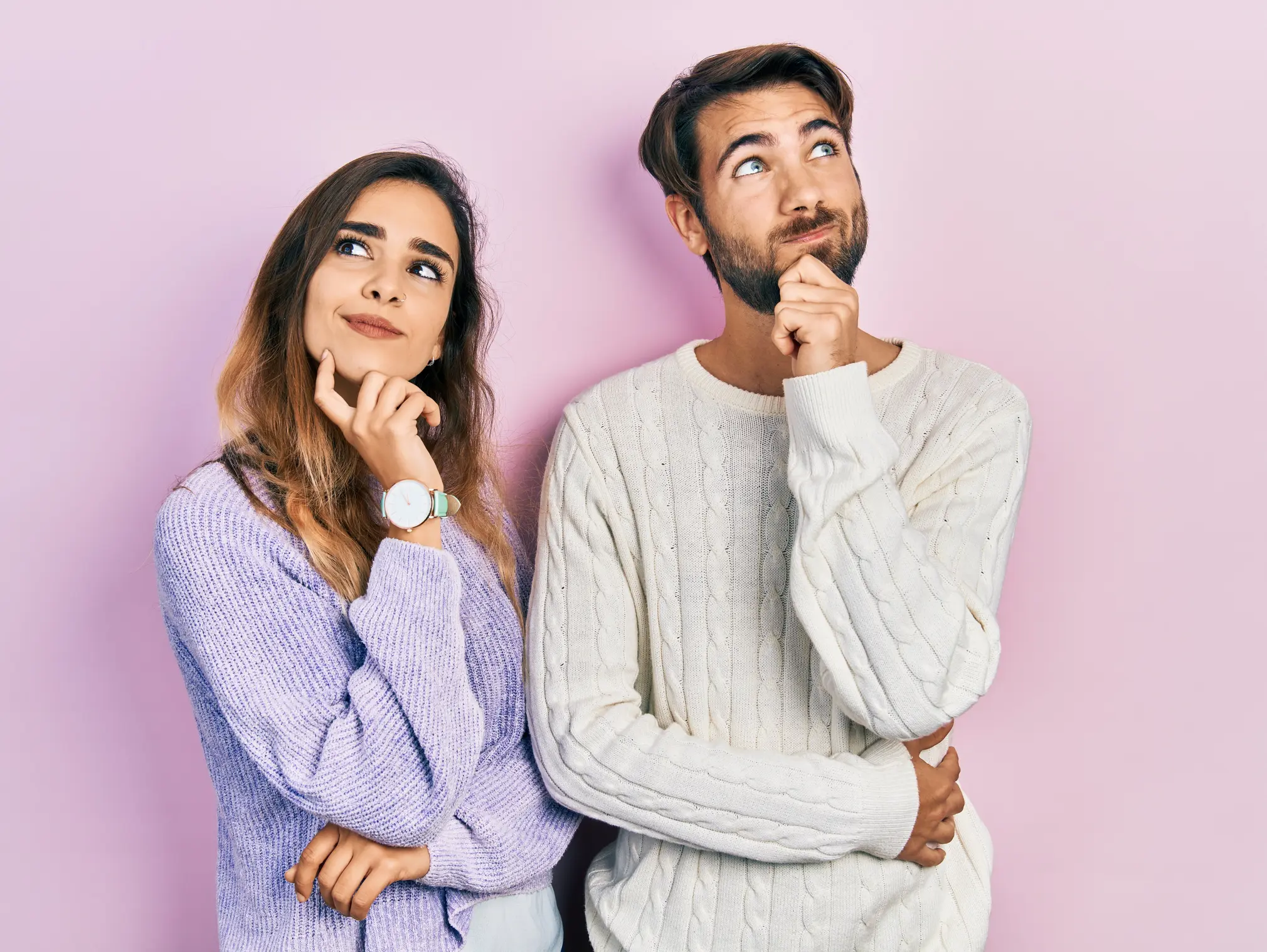 Paar überlegt, ob eine Blasenentzündung ansteckend ist.