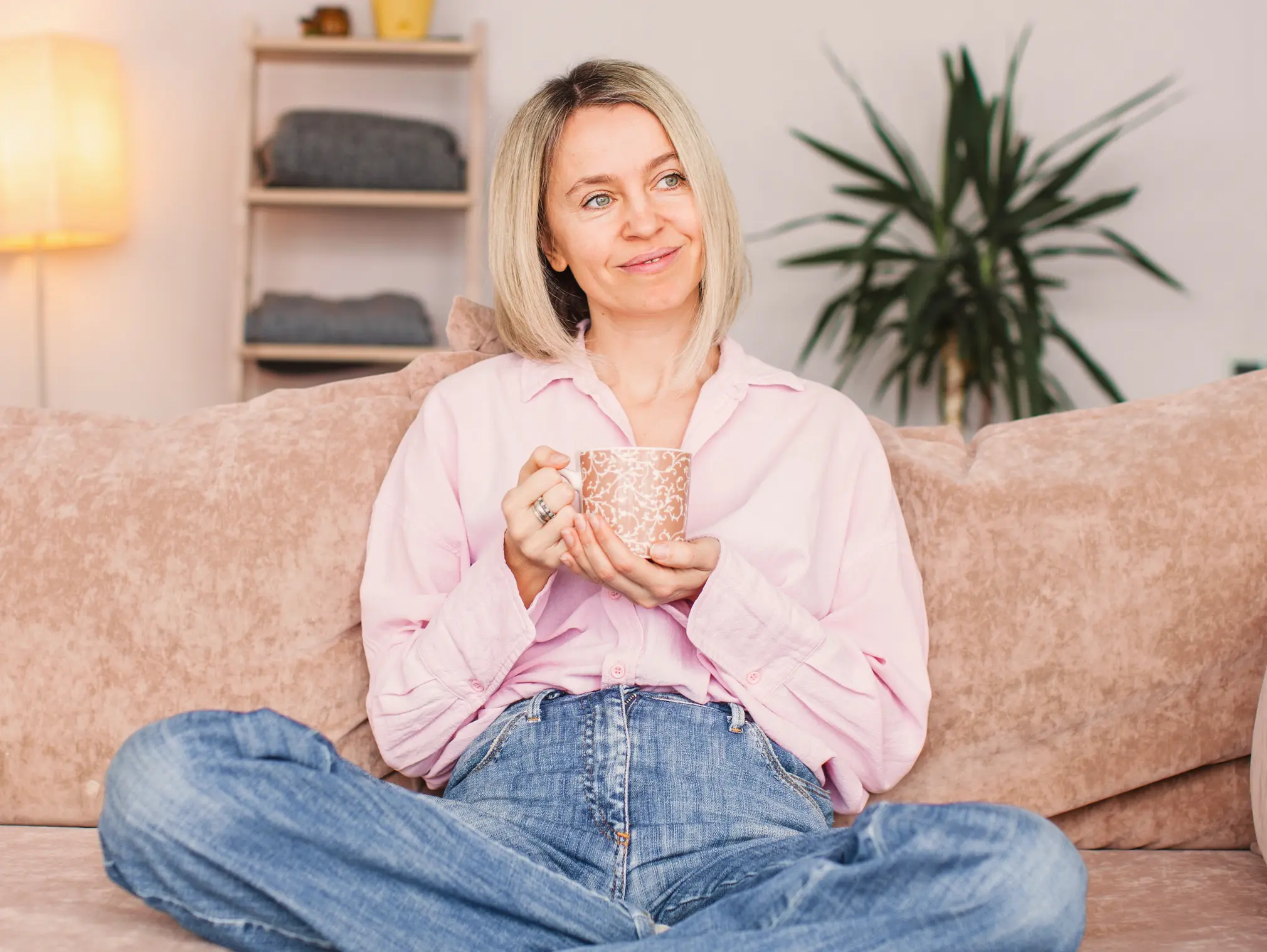 Frau mit Tasse in der Hand: Viel trinken unterstützt das Behandeln einer Blasenentzündung.