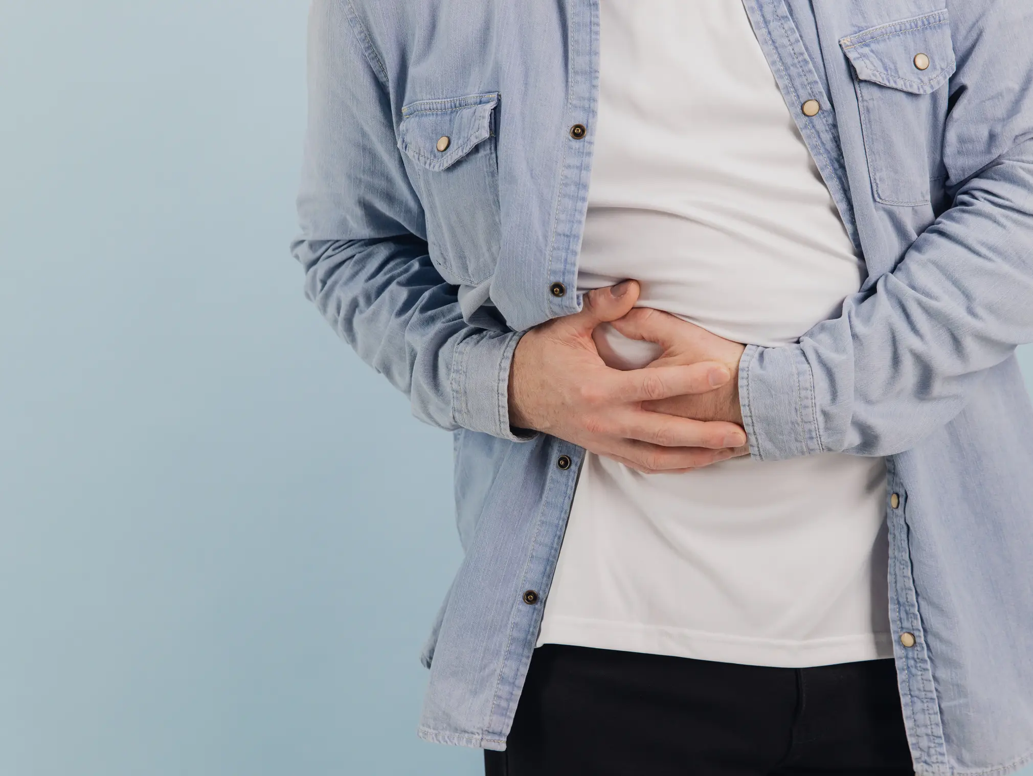 Mann hat Schmerzen im Unterbauch: Wie kann er seine Harnsteine entfernen?