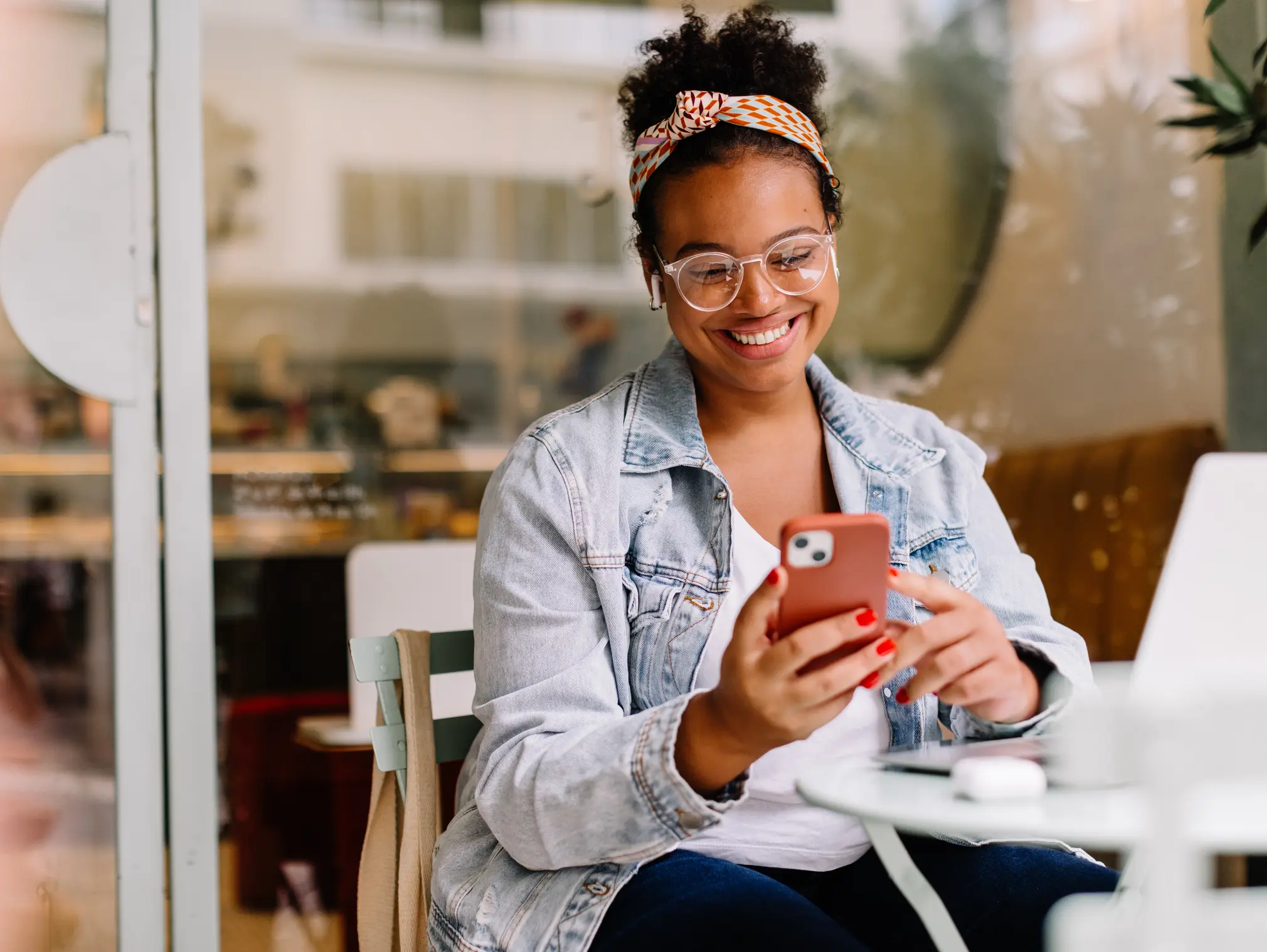 Frau informiert sich zu Milchsäurebakterien bei Blasenentzündung.