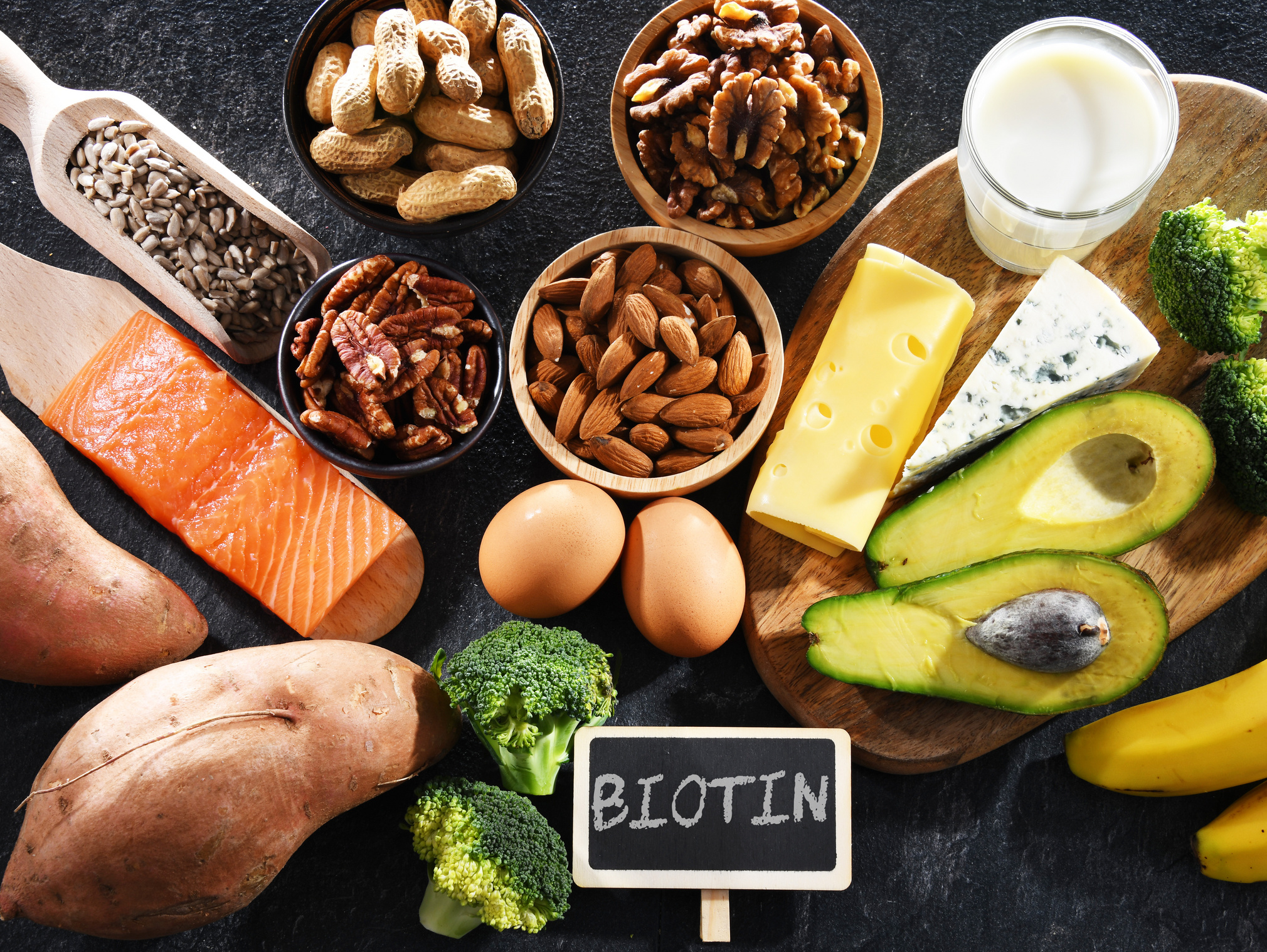 Biotin-reiche Lebensmittel auf dunklem Hintergrund.