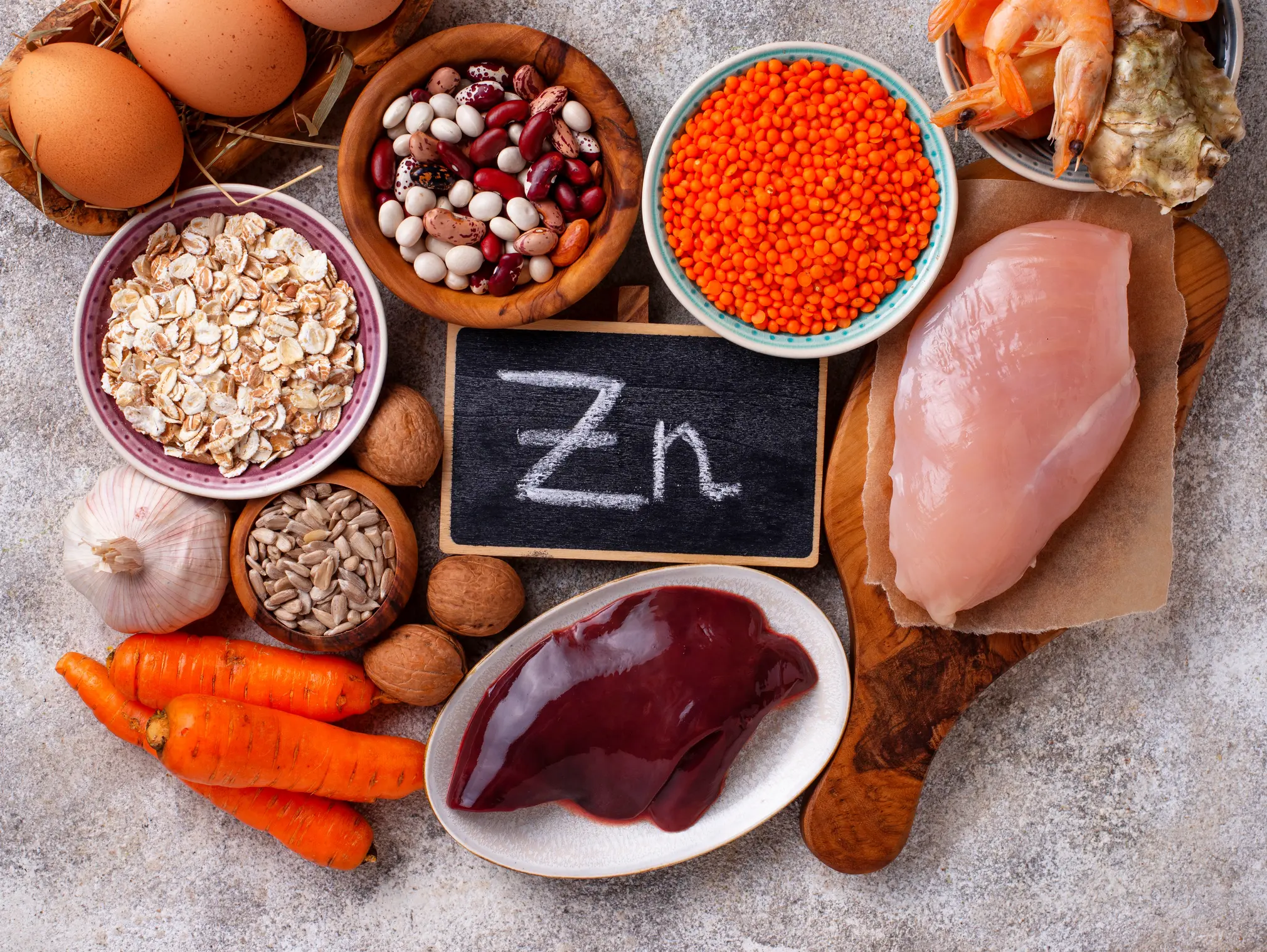 Zink-haltige Lebensmittel auf grauem Untergrund.