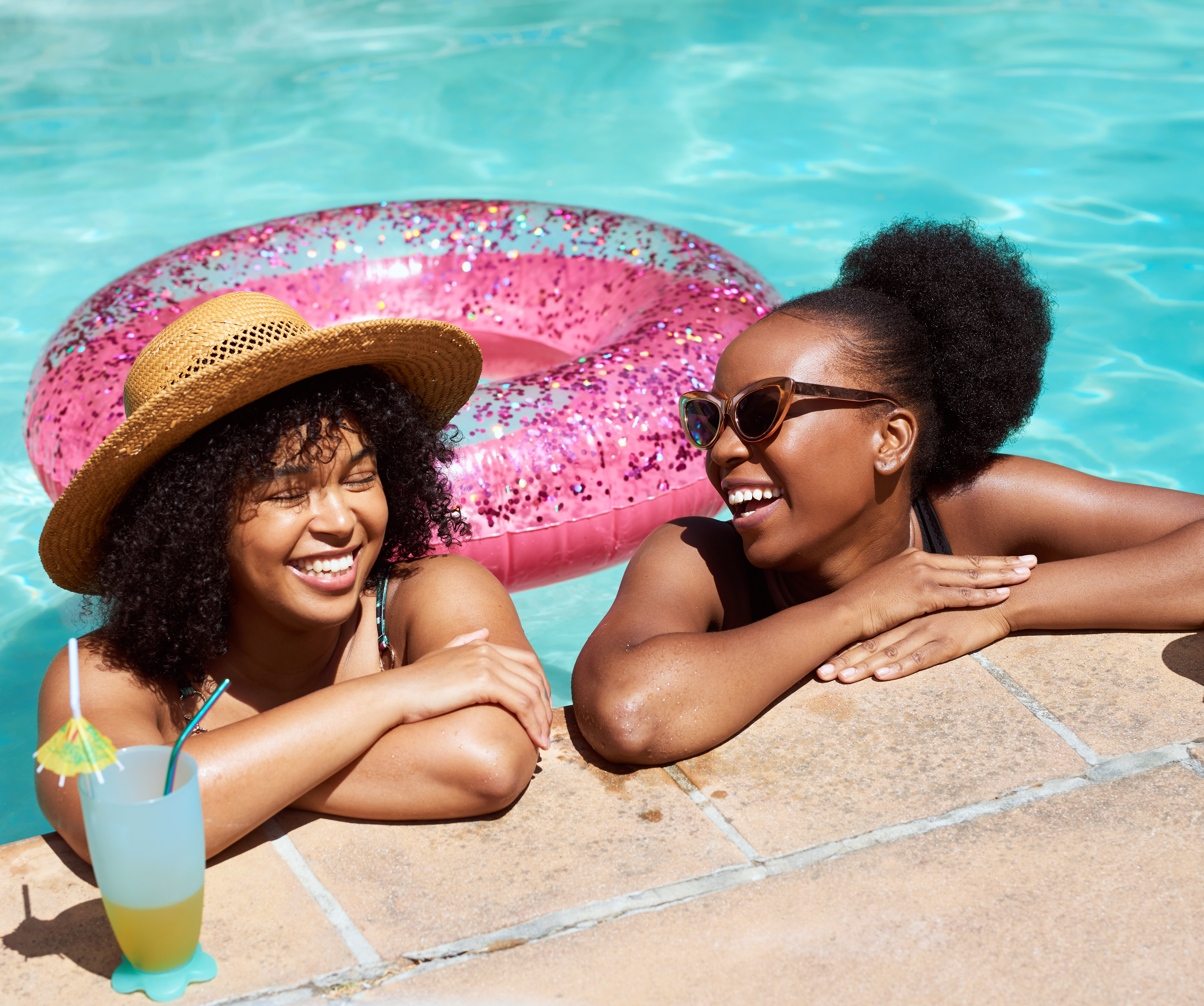 Zwei Frauen am Pool: Wann können sie nach einer Blasenentzündung wieder schwimmen?