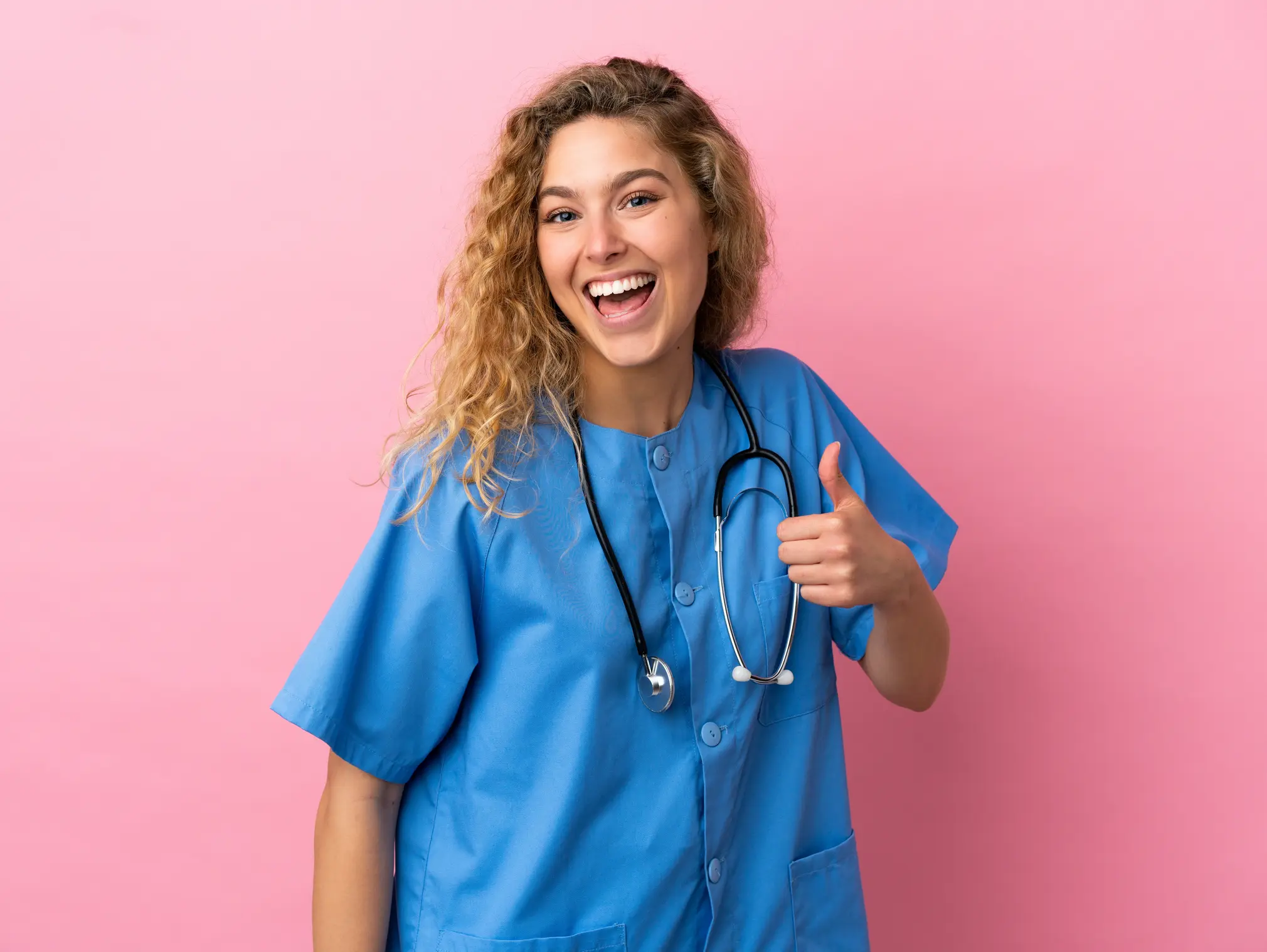 Ärztin reckt den Daumen in die Höhe: Wann solltest du bei Blasenentzündung zum Arzt?