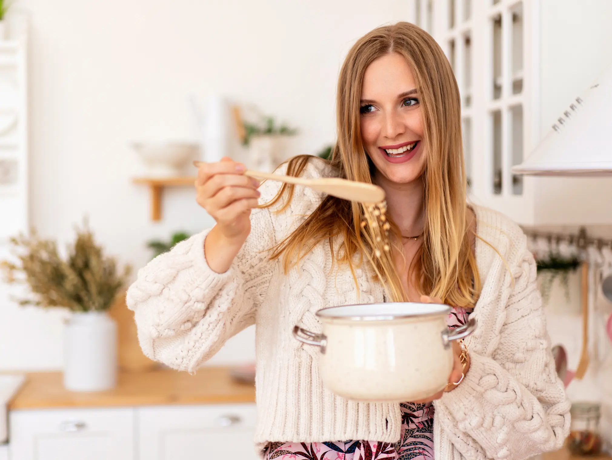 Frau beim Kochen: Die richtige Ernährung ist wichtig bei einer Blasenentzündung.