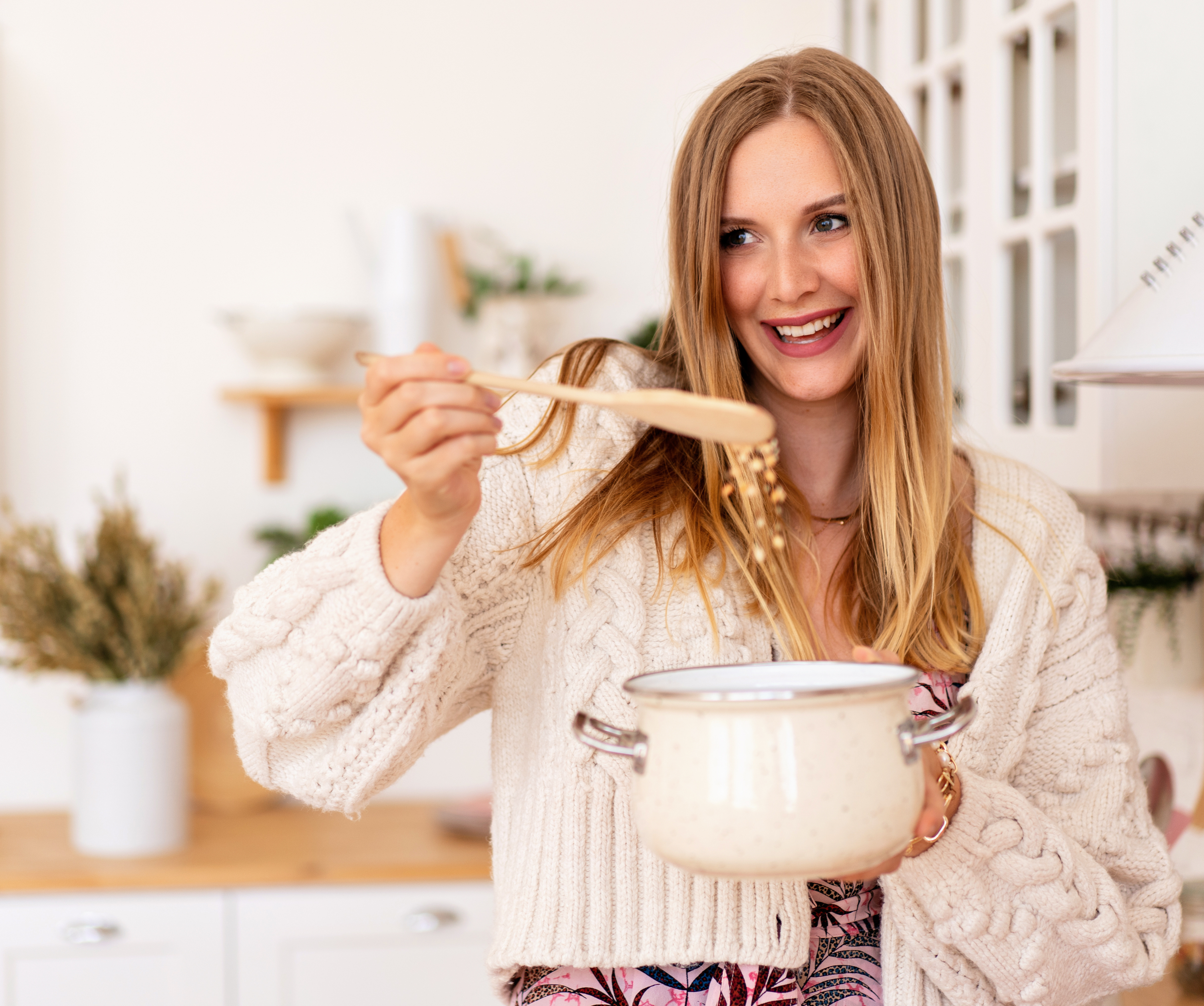 Frau beim Kochen: Die richtige Ernährung ist wichtig bei einer Blasenentzündung.