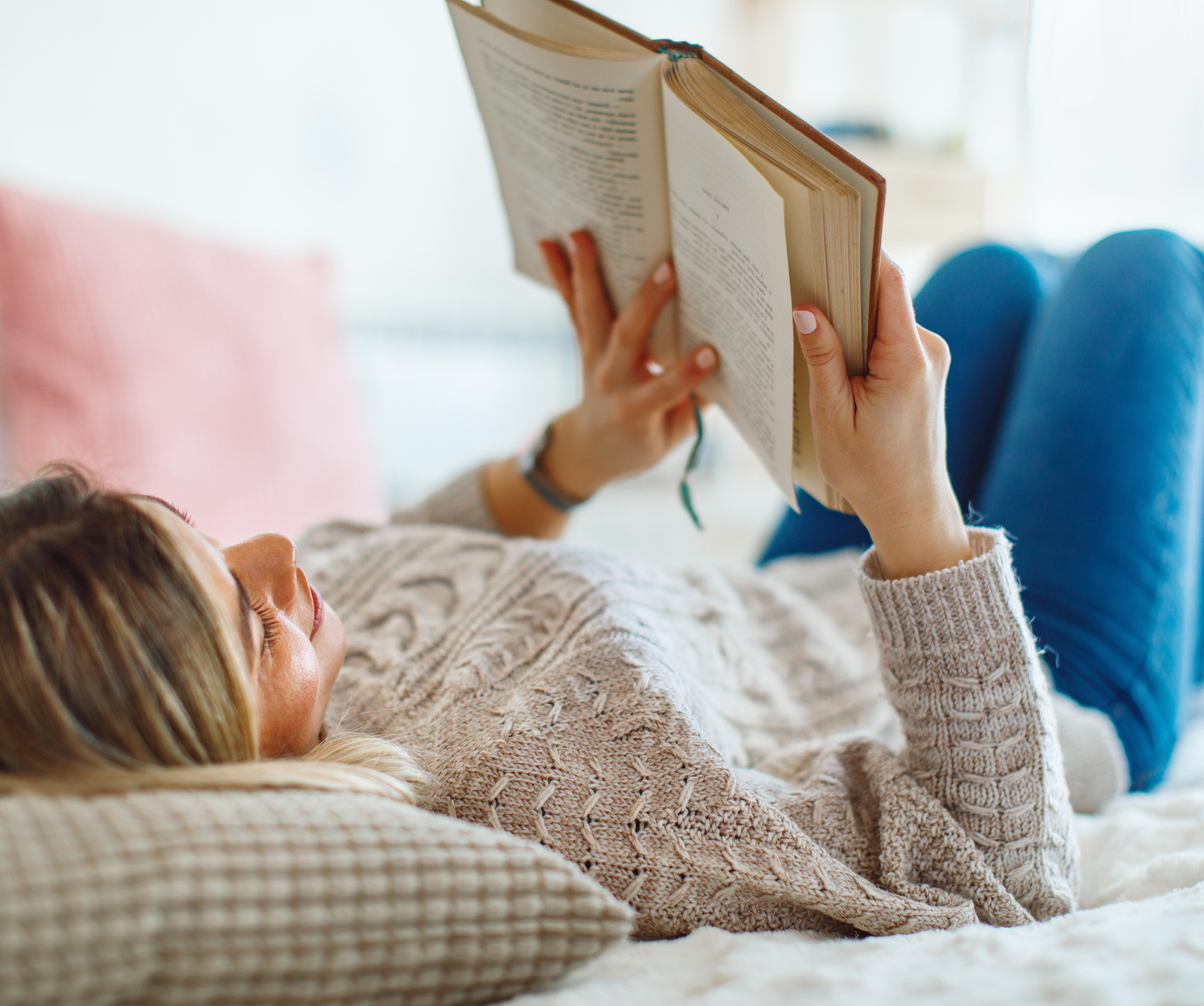 Blasenentzündung durch Stress: Frau liest ein Buch und sorgt so für Entspannung.