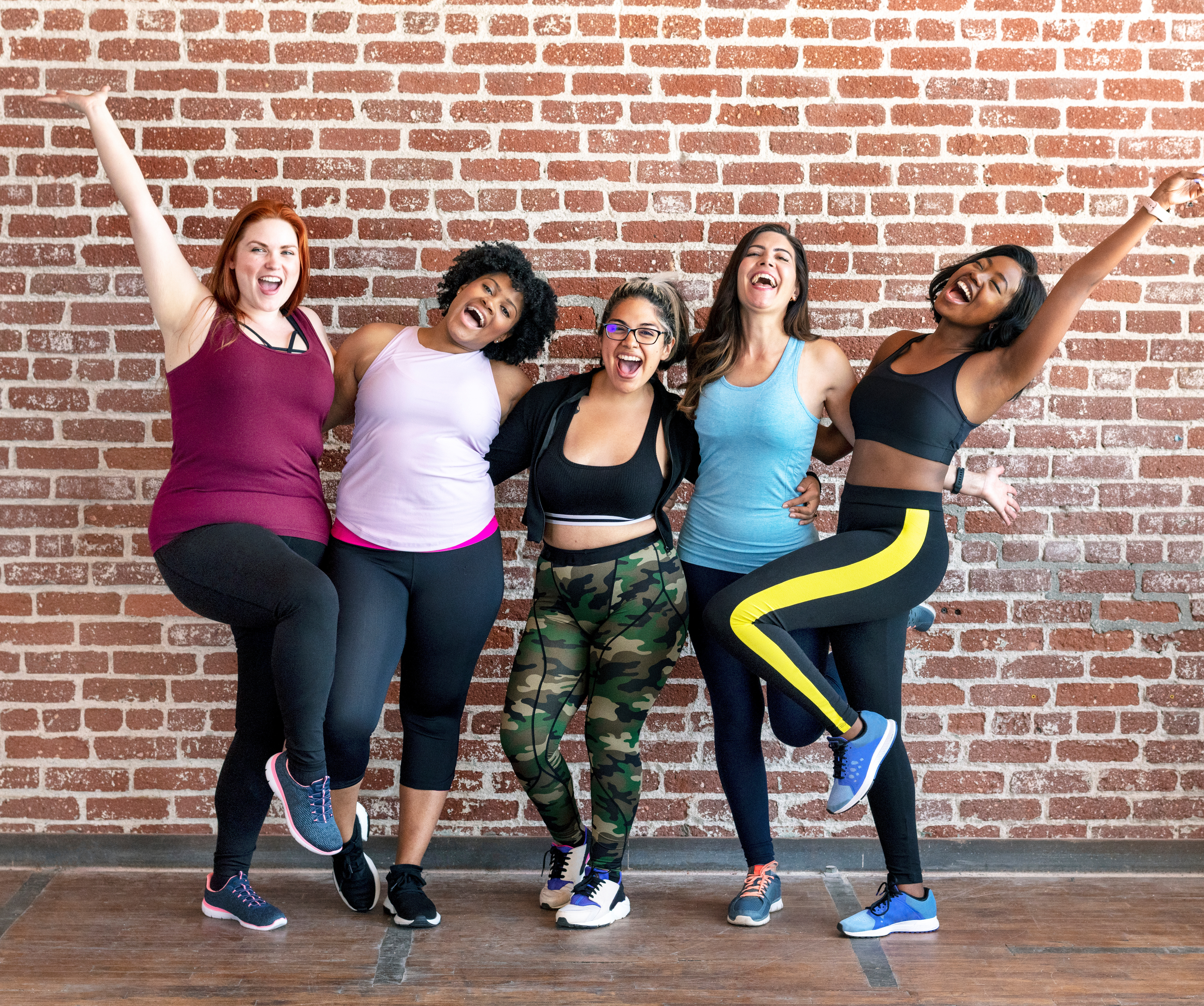 Sport nach Blasenentzündung: Gruppe von Frauen beim Fitness.