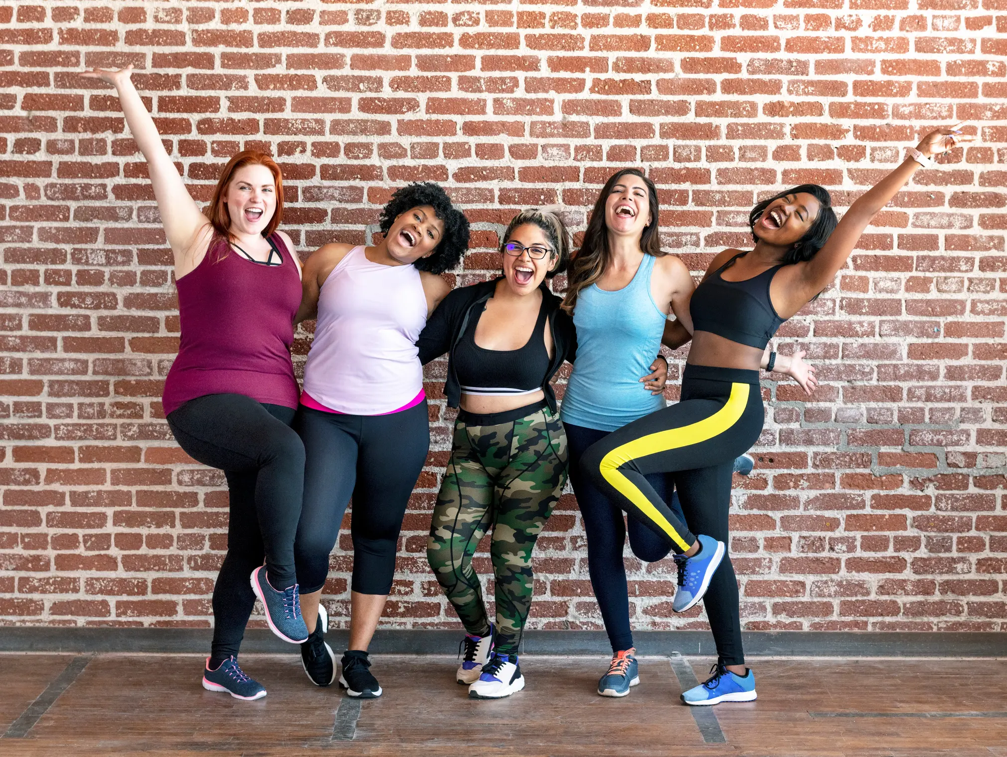 Sport nach Blasenentzündung: Gruppe von Frauen beim Fitness.
