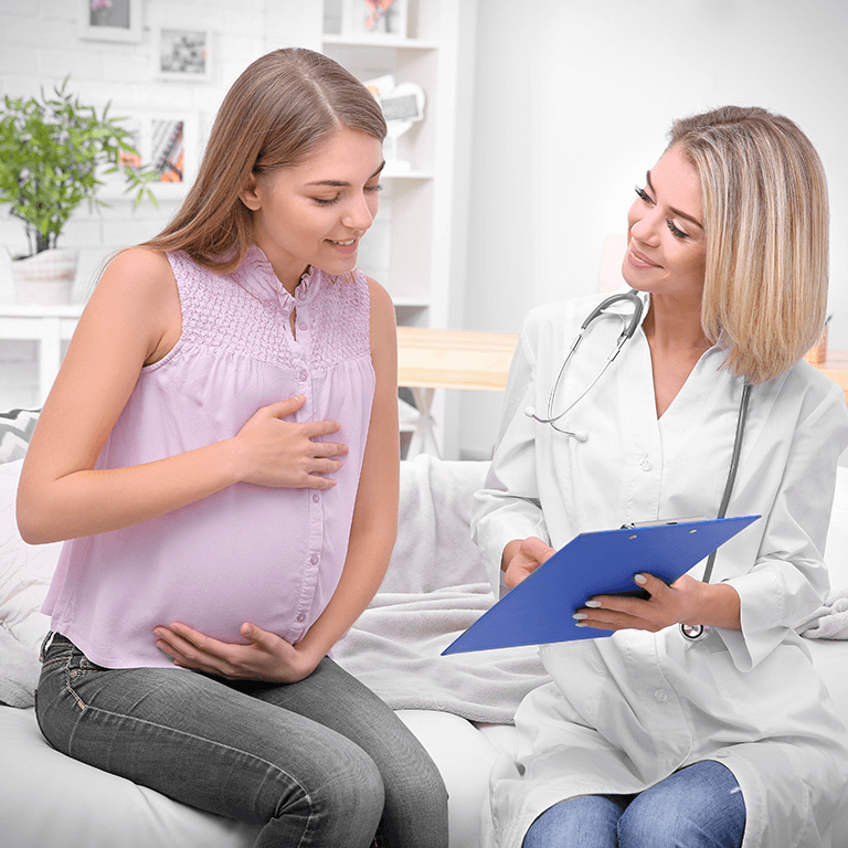 Ärztin berät Schwangere zur Einnahme von D-Mannose gegen Blasenentzündung.