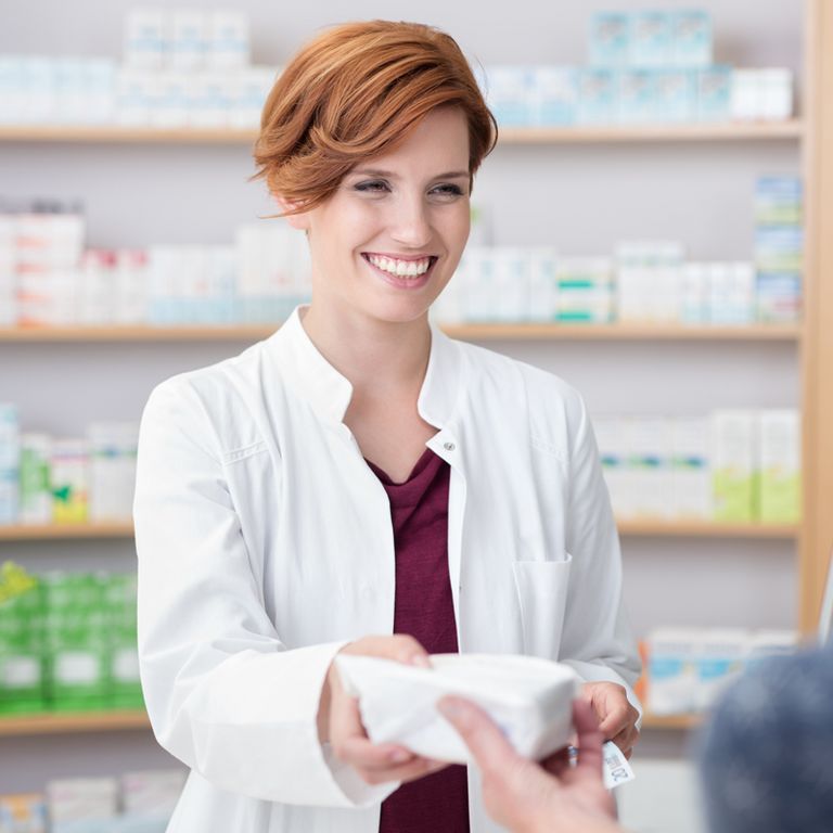 FEMALAC® wird in der Apotheke von einer lächelnden Mitarbeiterin verkauft.